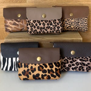 Monedero pequeño de ante "Sunny" con estampado de leopardo y cebra (10,5 x 8 cm). Un accesorio de piel ideal.