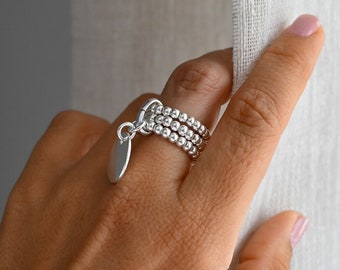 Naya ring - Three-row pearl ring with small round charm - Silver plated 10 microns - Mounted on elastic