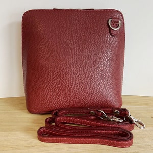 Handtasche „Piccolo“ mit burgunderrotem Schultergurt aus genarbtem italienischem Leder – Viele Farben erhältlich – Umhängetasche – ideales Geschenk