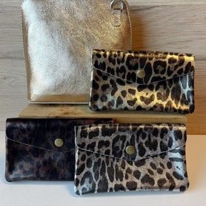 Rechteckiger Sunny-Beutel mit Leopardenmuster – mittelgroße Geldbörse aus glänzendem, schillerndem Leder – Aufbewahrungsbeutel – Lederwaren-Accessoire