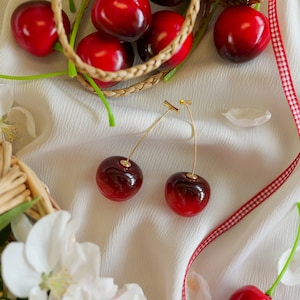 Brincos de cereja realistas - joias femininas de primavera - joias de frutas vermelhas douradas
