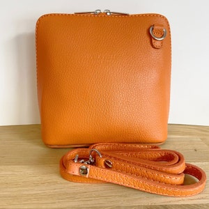 Handtasche Piccolo mit orangefarbenem Schultergurt aus genarbtem italienischem Leder Viele Farben erhältlich Umhängetasche ideales Geschenk Bild 2