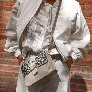 Sac Noah Léopard daim - sac à main crossbody en cuir de vachette - nubuck daim cuir - sac à main femme - Maroquinerie Sucre et Cannelle