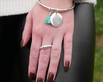 Silver-plated round pastille bangle. Choose your size and the color of the pompom!