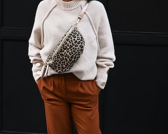 Leopard animal print fanny pack | medium size 24.5 x 18 x 8.5 cm | gold-tone zip and clip finishes, adjustable strap in rigid leather