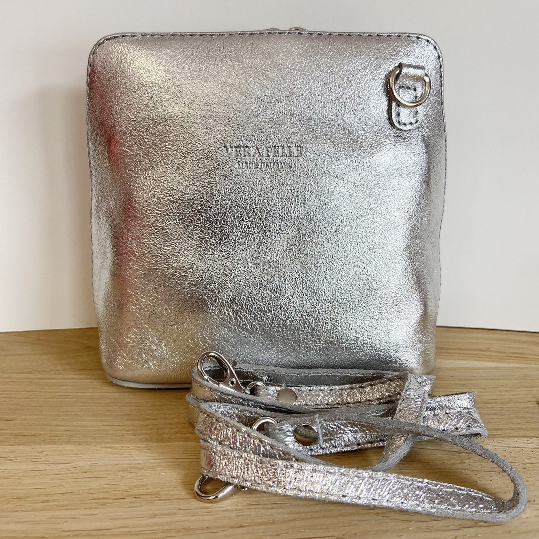 Handtasche „Piccolo“ mit silbernem Schulterriemen aus