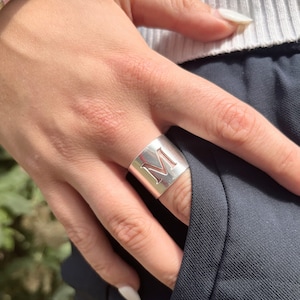 Anillo LETRA calada - Baño de plata de 10 micras - Talla ajustable 50/60