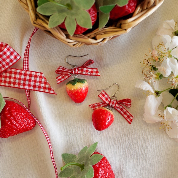 Boucles d'oreilles pendantes fraise et ruban vichy - bijoux printemps été - boucle d'oreille en résine, Sucre & Cannelle