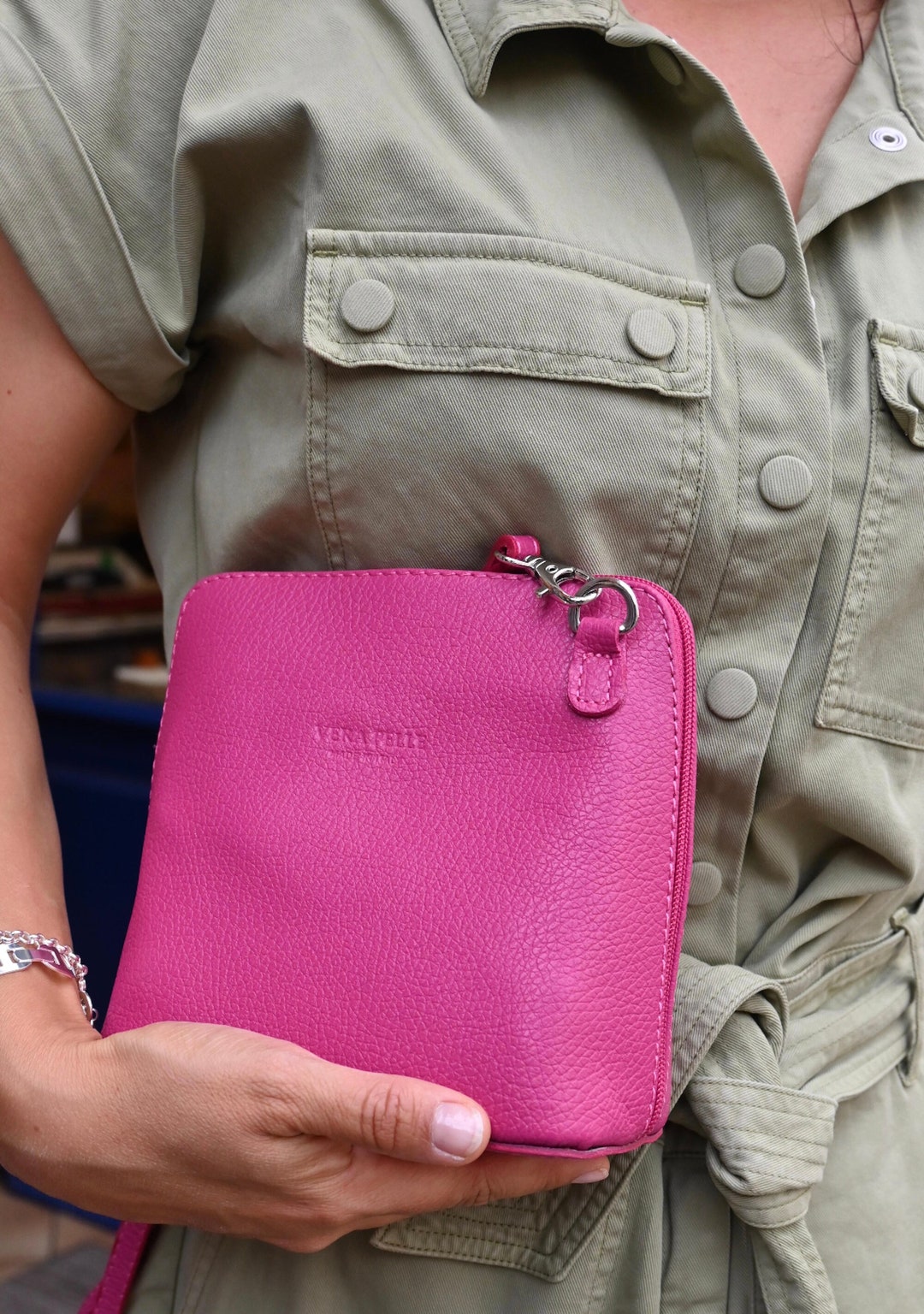 Handtasche „Piccolo“ mit fuchsiafarbenem Schultergurt aus