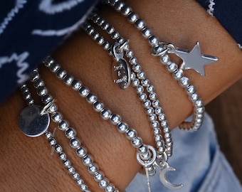 Gaia-armband met verzilverde kralen en een aanpasbare bedel. Per stuk verkocht, ideaal om te stapelen. Verkrijgbaar in verschillende maten.