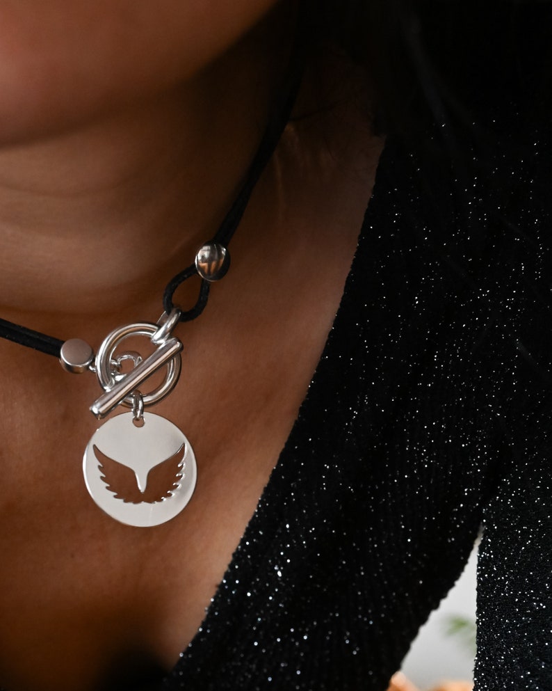 Médaille ailes d'ange maxi sur collier fermoir toggle et cuir