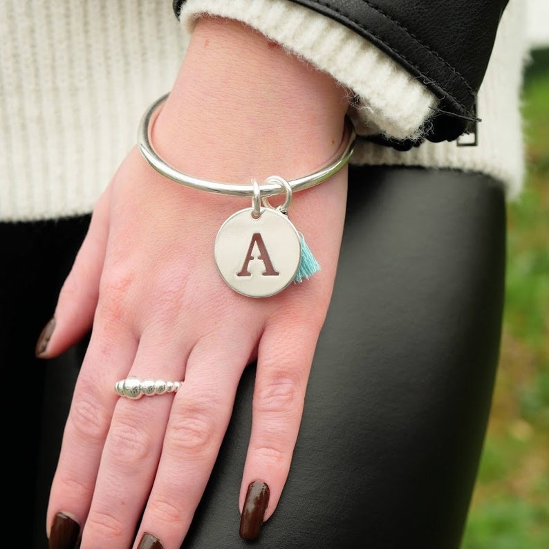 Bracelet jonc plaqué argent avec pastille lettre avec ou sans pompon Breloque personnalisée avec initiale Plaqué argent 10 microns 画像 1