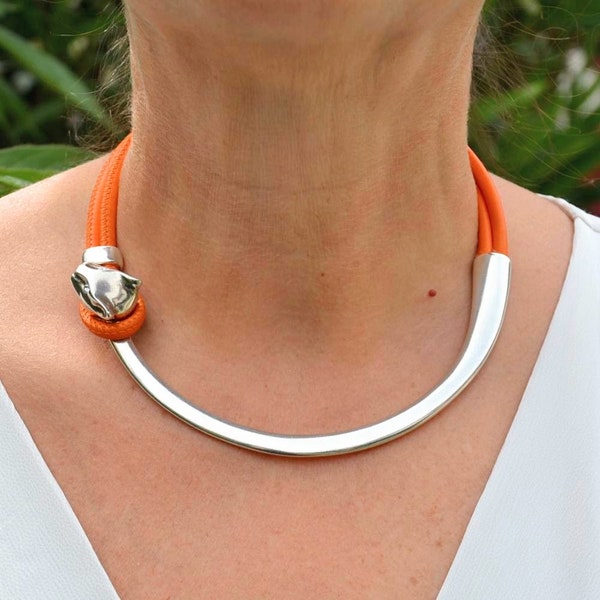 Collier torque ras de cou en cuir et plaqué argent - Collier tête félin chat - collier cuir femme - Plusieurs coloris disponibles