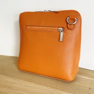 Handtasche Piccolo mit orangefarbenem Schultergurt aus genarbtem italienischem Leder Viele Farben erhältlich Umhängetasche ideales Geschenk Bild 3