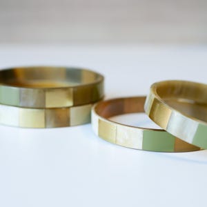 Buffelhornsarmband, rutigt grönt, arméfärgat / 10 mm - bred profil - 2-färgad lackerad - Buffelhornsarmband