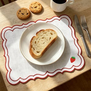 Broderad servettbordsunderlägg, personlig bordsdekoration med vågig kant, elegant linneporslin, bordsunderlägg med mattema, bröllopspresent