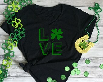 LOVE Shamrock St. Patrick's Day Camiseta de cuello en V