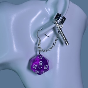 Scanlan D20 Lila Würfelohrringe Ohrringe Ohrmanschette – Critter Cosplay – Würfel und Drachen – TTRPG Schmuck