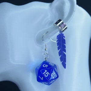 Vex D20 Dados Flecha Pluma Pendientes Ear Cuff Combo – Critter Cosplay – Dados y Dragones – Joyería TTRPG