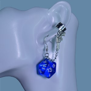 Percy D20 Dice Pistol Orecchini con catenella Ear Cuff Combo – Critter Cosplay – Dadi e draghi – Gioielli TTRPG
