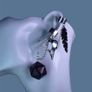 Vax D20 Dice Skull Feather Dagger Pendientes encadenados Ear Cuff Combo – Critter Cosplay – Dados y dragones – Joyería TTRPG