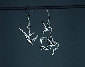 Izzy Hands Einhorn und Schwalbe Charme Ohrringe - unsere Flagge bedeutet Tod - OFMD Schmuck