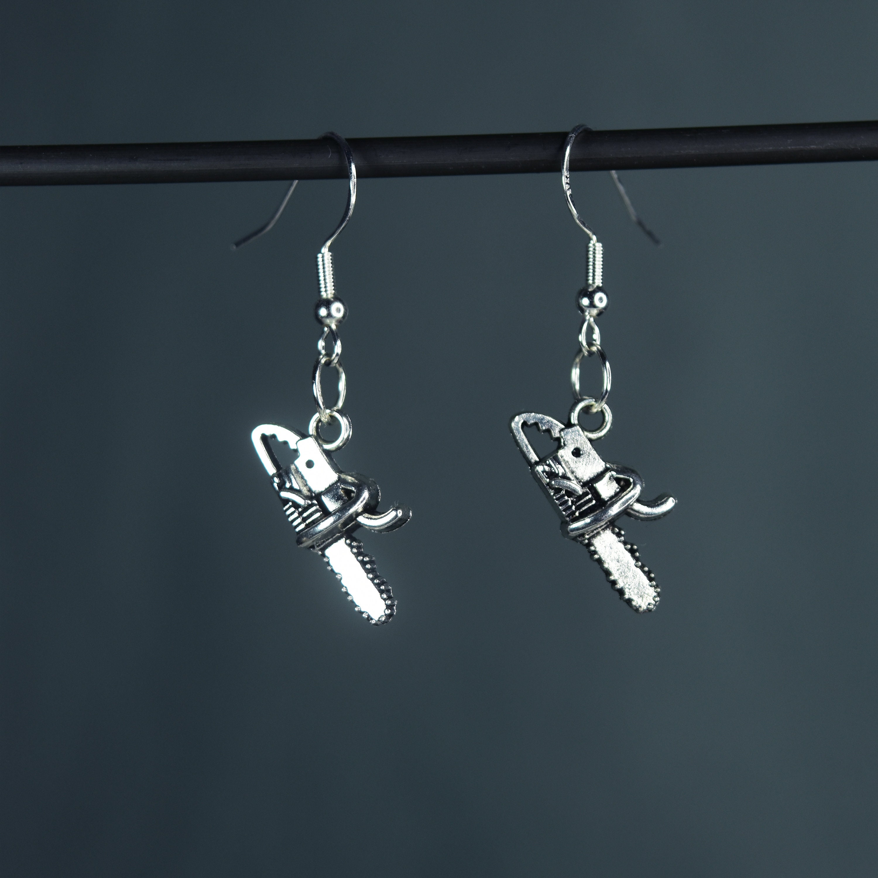 アクセサリー CHAINSAW BLADE AND FLOWER EARRING CHAINSAW BLADE AND FLOWER EARRING Chainsaw Man Earrings - Etsy UK