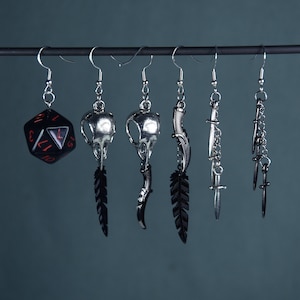 Vax D20 Dice Skull Feathers Daggers Rogue Dangling Chain Earrings – Critter Cosplay – Dice and Dragons – TTRPG Jewelry