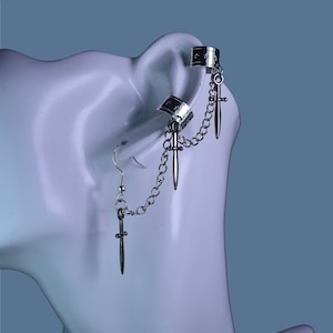 Vax Dagger Dagger Dagger Pendientes encadenados Ear Cuff Combo – Critter Cosplay – Dados y dragones – Joyería TTRPG