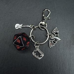 Llavero Eddie con mosquetón - Llavero de bate y guitarra con dados D20 - Fuego infernal - Kas Eddie Vampire Theory - Joyería Fandom