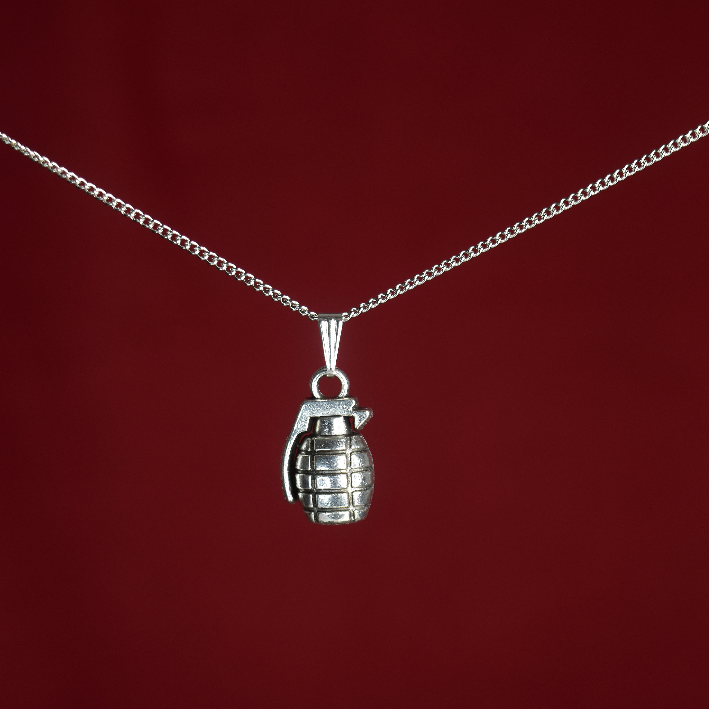 Collar con dije de granadas de Bakú