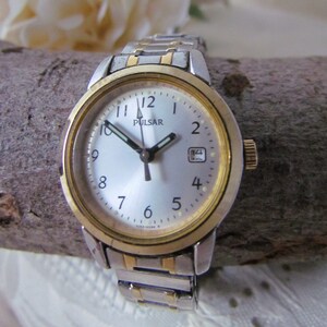 Montre vintage Pulsar pour femmes : acier inoxydable bicolore, guichet de date