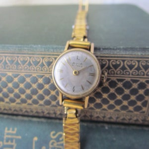Vintage AVIA Gold-Plated Dress Watch: Mechanical Wind-Up, 1970s Style