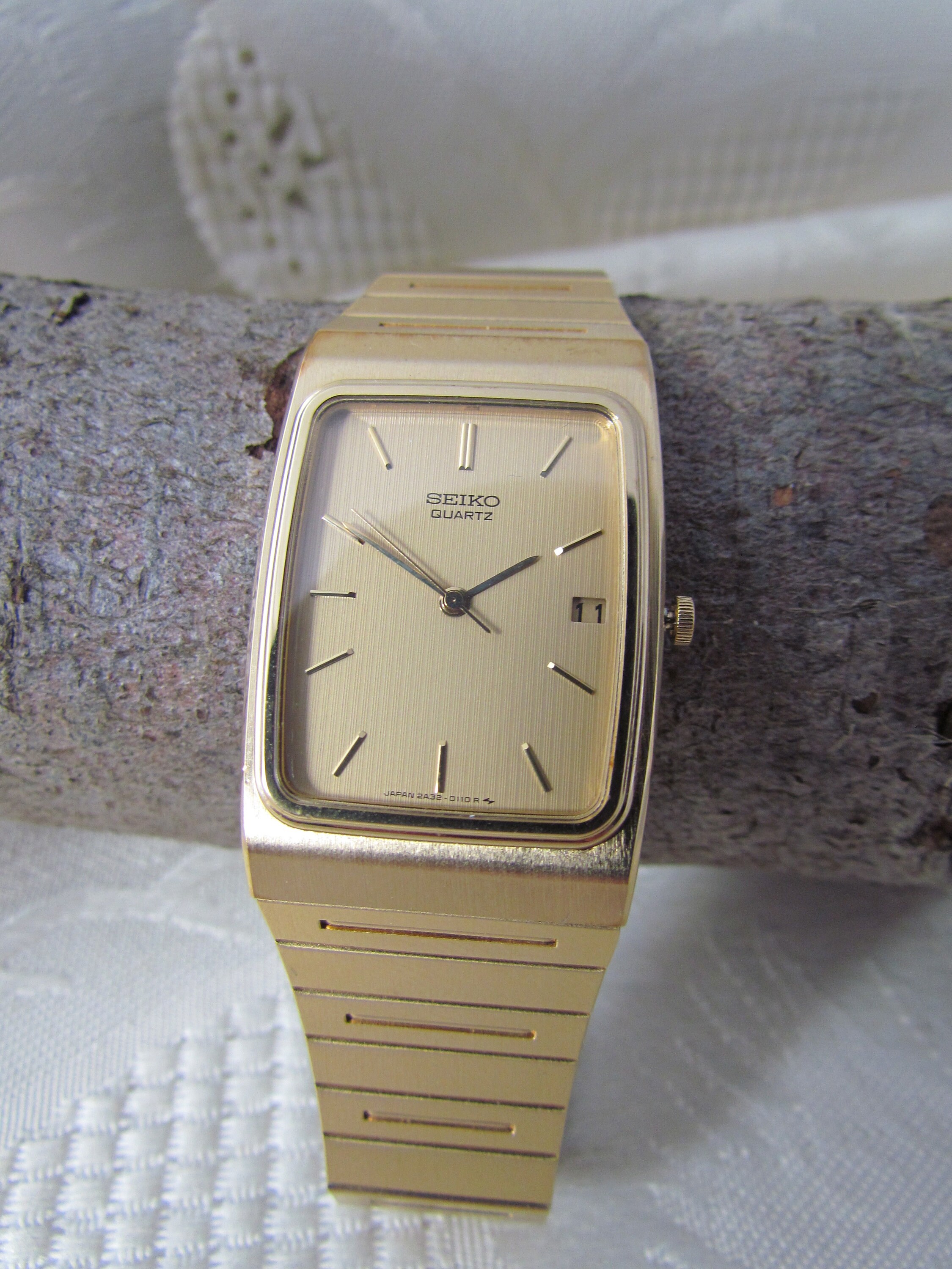 Vintage Seiko Classic Men's Quartz Dress Watch 2A32 - Etsy