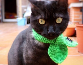 Pet adjustable scarf. Easy liberation, no buttons. Pet safe