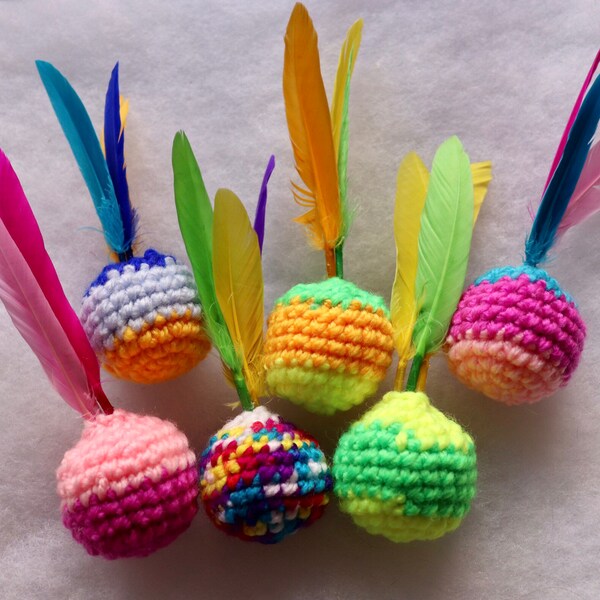 Jouet pour chat coloré, crochet / crochet de boule de plumes fait à la main