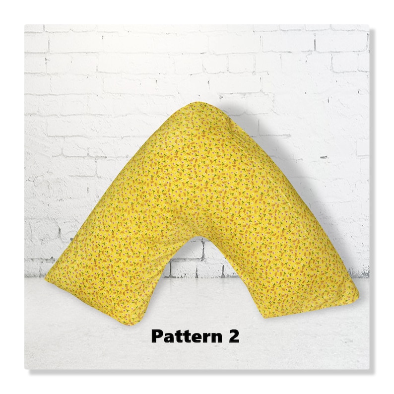 K&ouml;nnte beinhalten: Ein gelbes V-f&ouml;rmiges Kissen mit einem kleinen Blumenmuster. Das Kissen ist aus Stoff und f&uuml;r Komfort und Unterst&uuml;tzung konzipiert. Der Text "Pattern 2" ist unten im Bild in Schwarz gedruckt.