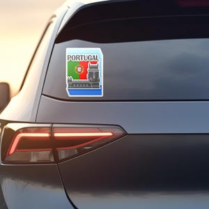 以下が含まれることがあります： 後ろの窓にステッカーが貼られた黒い車。ステッカーにはポルトガルの国旗と白い文字で「PORTUGAL」と書かれており、建物の絵も描かれている。