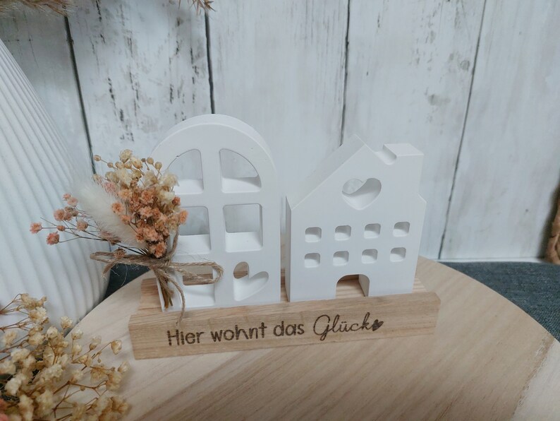 Deko Häuser Set Raysin Häuschen Haus auf Holzleiste Geschenkidee Geschenkset, Einzugsgeschenk, Hochzeitsgeschenk Richtfest Bild 2