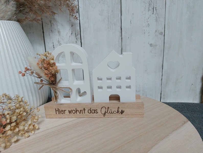 Deko Häuser Set Raysin Häuschen Haus auf Holzleiste Geschenkidee Geschenkset, Einzugsgeschenk, Hochzeitsgeschenk Richtfest Bild 3