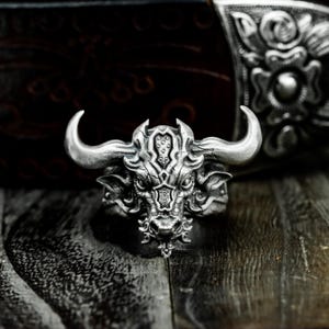 Anillo de plata 925 con tótem de cabeza de toro: anillo de plata con forma de toro para sacrificio ritual tribal: anillo personalizado único hecho a mano para hombre