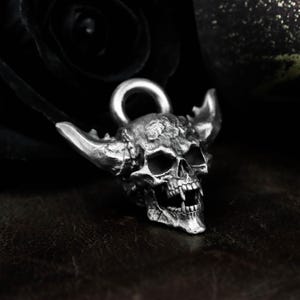 Colgante de plata 925 con calavera de espíritu maligno con cuernos - Amuleto de aullido infernal gótico oscuro - Collar con cabeza de demonio infernal para almas ocultas