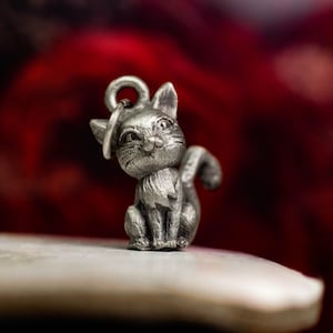 Wisiorek z uśmiechniętym kotem, symbol szczęścia, uroczy naszyjnik z kociakiem, przyciągający wzrok naszyjnik z kotem, prezent dla miłośnika kotów, naszyjnik dla kociej mamy