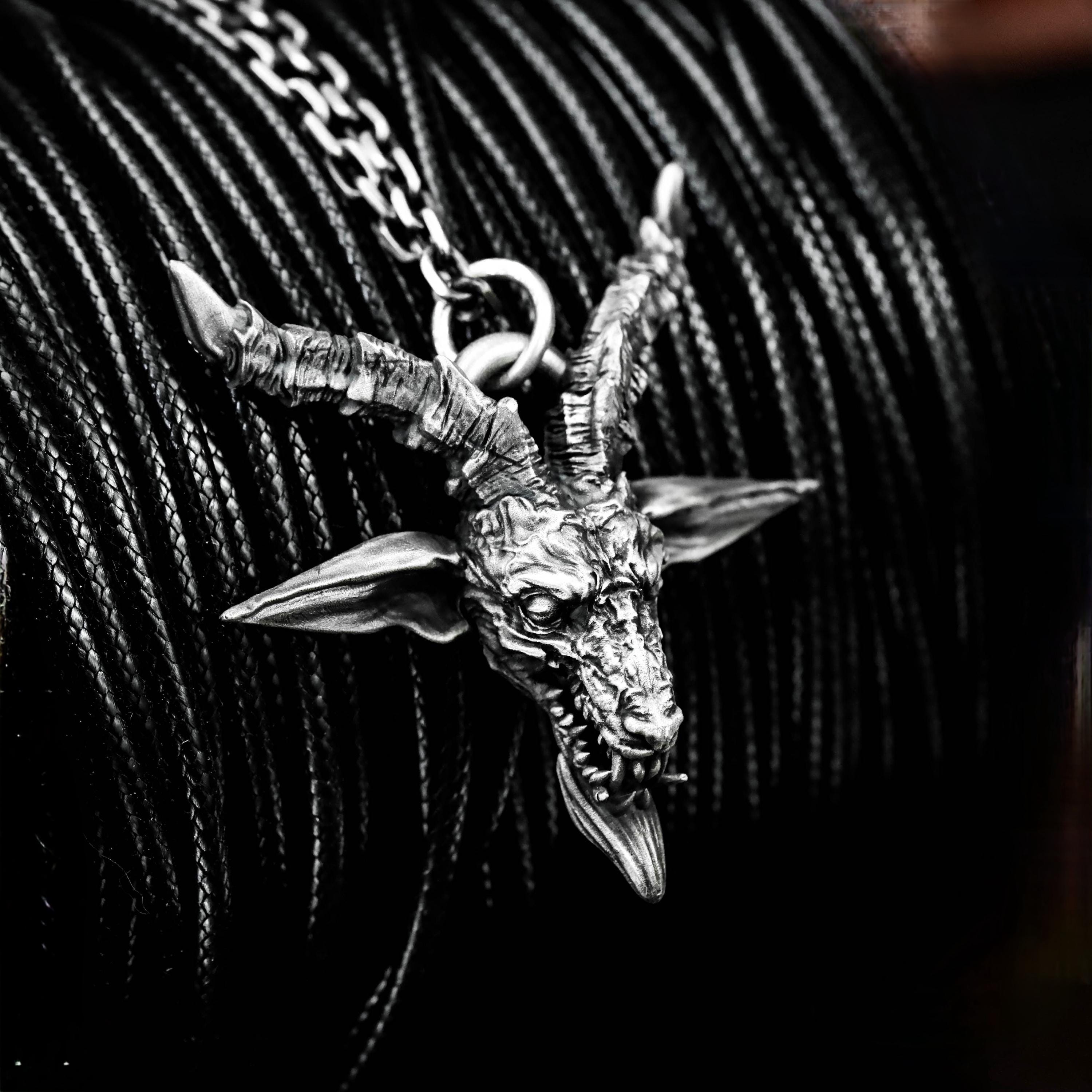 Collier Caoutchouc Noir Avec Pendentif Halloween Tête De Mort Diable Ailes - Look Gothique