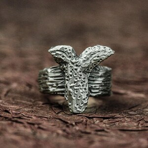 Frauen Ring in Y-Form, Iris, Pflanze, Nische Design, Unikat, Chrome Heart, Trend, Handwerker, moderner Schmuck