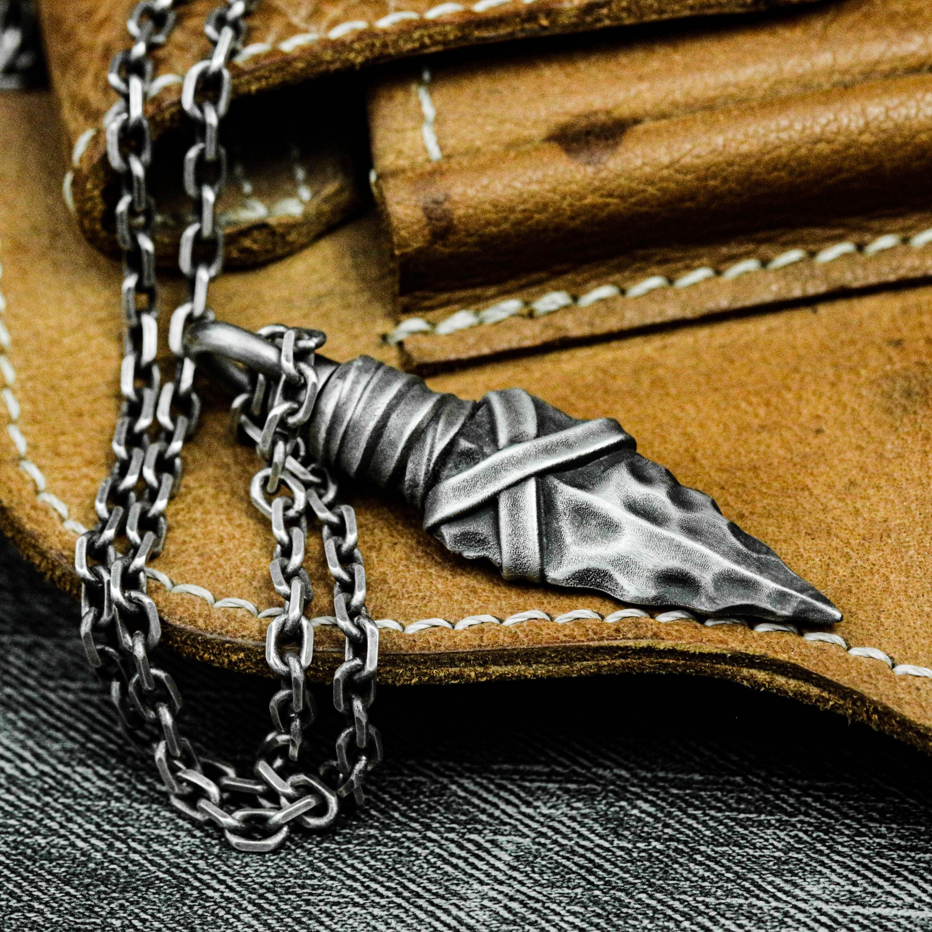 Collana da uomo punta di freccia in argento 925, ottone e micro Collana da uomo punta di freccia in argento 925, ottone e micro