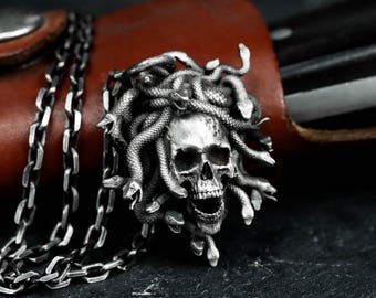 Colgante de calavera de serpiente Medusa en plata 925: amuleto de terror de la diosa oscura