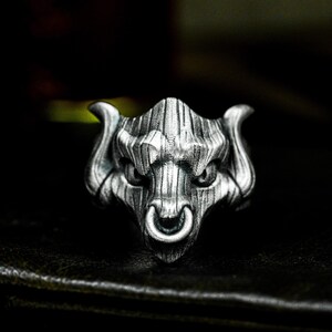 Anillo de plata 925 con cabeza de toro y veta de madera, diseño abstracto de animal, personalizado y exquisito, ideal como regalo para hombres y mujeres.
