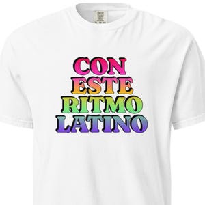 Camisa Latina Con Este Ritmo - ALGODÃO CONFORTÁVEL | Camiseta com estampa da cultura latina - Orgulho Latino Arco-Íris | Camisa Marrom do Festival do Orgulho | Camiseta unissex