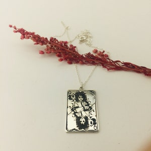 Collana e pendente rettangolare in argento sterling con regina di picche con dettagli di ragazza gotica